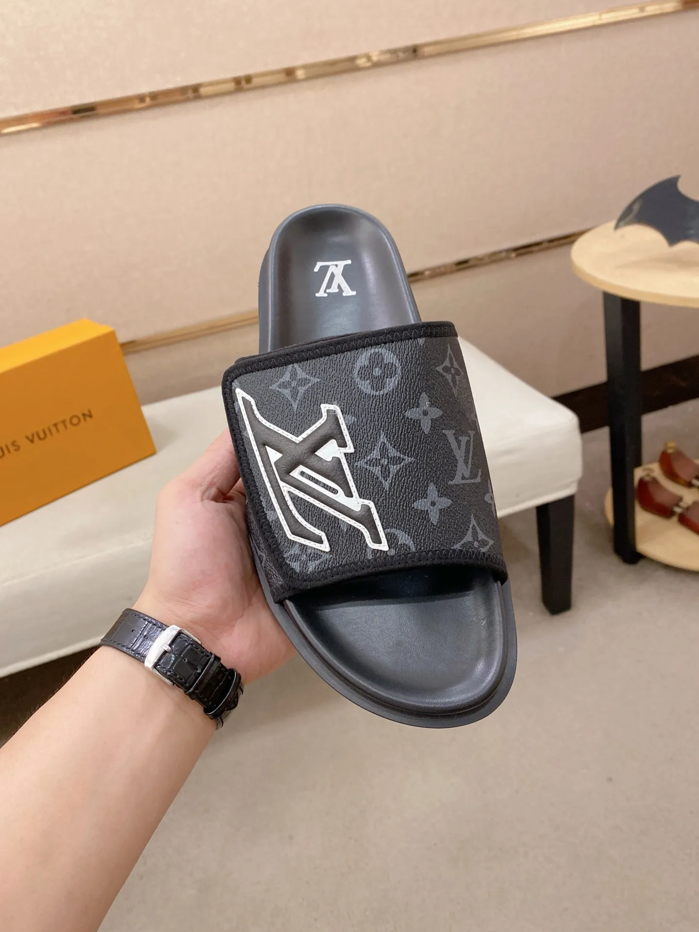 Men's shoes💰: 320💰Made by LV🔍Top purchasing agent, men's spring and summer slippers are available at the same counter. The uppers are made of cowhide imported from Italy, with logo graphics and high-quality craftsmanship. Soles: original soles specially provided by the original factory. Exclusive molded soles are super comfortable. Original goods with single order, 🔍🔍high quality, you can enter and exit the counter at will. Welcome to compare, code number 38-44. Can be customized45